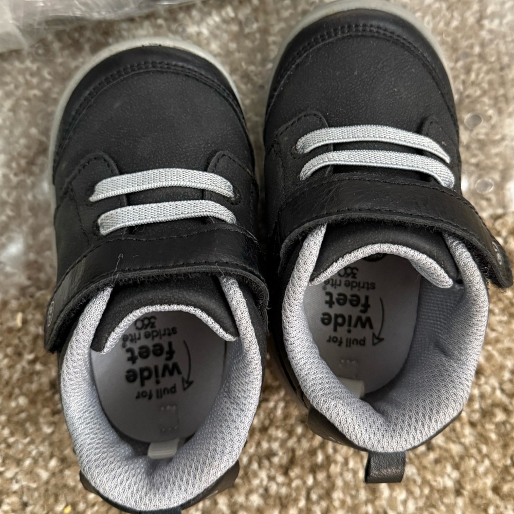 Stride Rite 360 Black and Gray Sneakers for Toddler